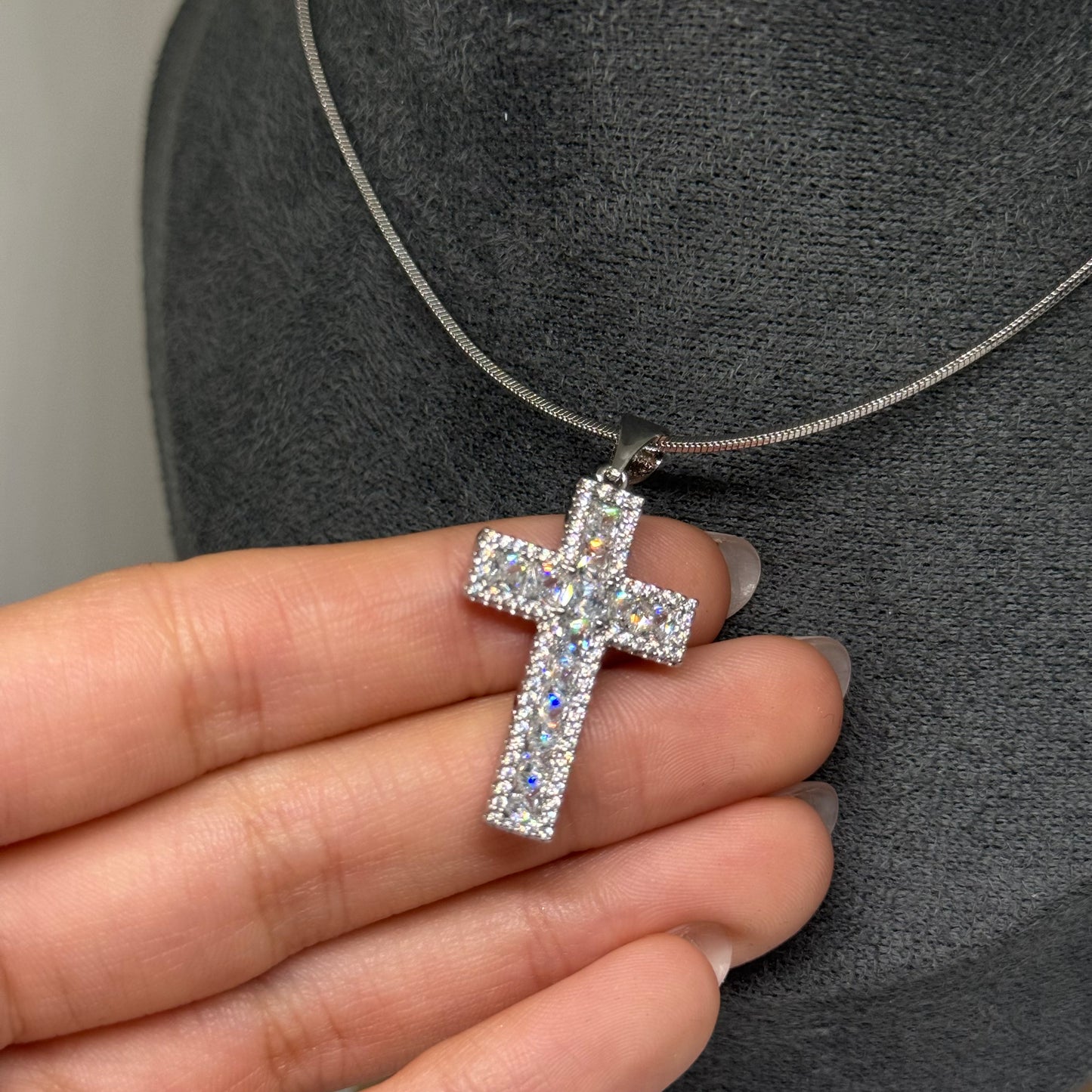 Cruz diamante central con brillos